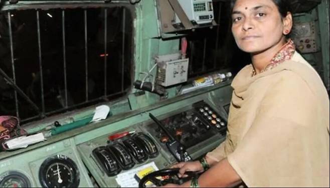 젊은 시절 열차 통제실에 앉아 있는 여성 철도 기관사 수레카 야다브. 1989년 야다브가 첫 테이프를 끊고 36년이 흐른 오늘날 인도 철도에는 2000명 넘는 여성 운전자들이 종사하고 있다. BBC 홈페이지 캡처