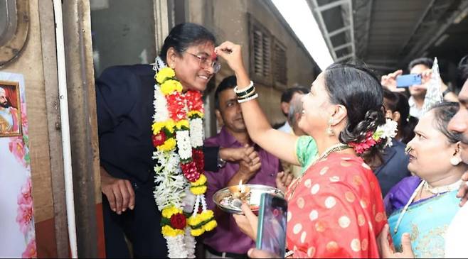 인도 최초의 여성 철도 기관사 수레카 야다브(왼쪽)가 정년퇴임하기 전 마지막으로 출근한 날 급행열차를 몰고 종착역인 뭄바이 역에 도착한 직후 동료와 후배들의 축하를 받고 있다. BBC 홈페이지 캡처