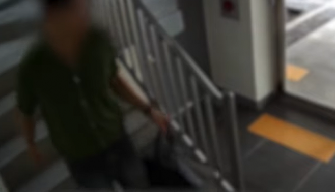 지난 6월 서울에서 한 남성이 부동산 중개인과 집을 보러 왔다가 비밀번호를 알아낸 뒤 다시 해당 집에 침입해 금품을 훔쳐 빠져나오는 모습. 경찰청 유튜브 캡처