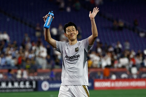 LAFC 손흥민이 17일 MLS 뉴잉글랜드전을 승리한 뒤 팬들에게 인사하고 있다. AFP연합뉴스