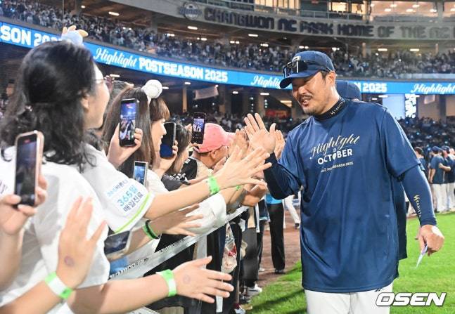 이호준 NC 감독이 4일 창원 SSG전 승리 후 팬들과 하이파이브를 하고 있다.