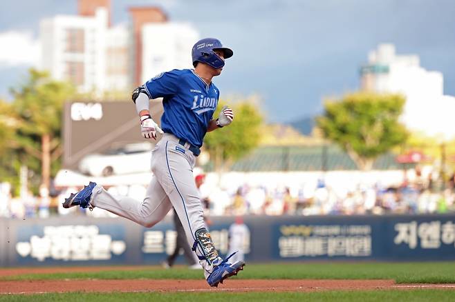 4일 오후 광주-KIA챔피언스필드에서 열린 '2025 신한 SOL Bank KBO리그' 삼성 라이온즈와 KIA 타이거즈의 경기, 1회초 무사 2루 삼성 김영웅이 투런 홈런을 친 뒤 그라운드를 돌고 있다. 삼성 라이온즈