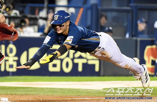 1일 잠실구장에서 열린 LG 트윈스와 NC 다이노스의 경기. 8회초 1사 만루 NC 데이비슨 희생타 때 김주원이 태그업 후 홈을 파고들고 있다. 잠실=박재만 기자 pjm@sportschosun.com/2025.10.01/