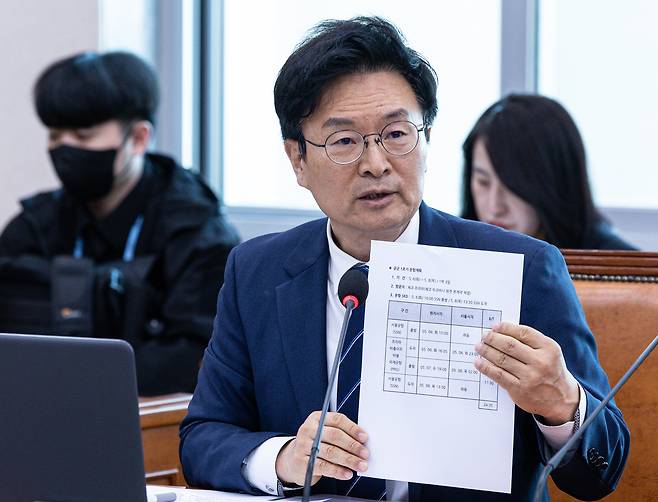 정진욱 더불어민주당 의원이 서울 여의도 제424회 국회(임시회) 산업통상자원중소벤처기업위원회 제3차 전체회의에서 의사진행발언을 하고 있다./뉴스1