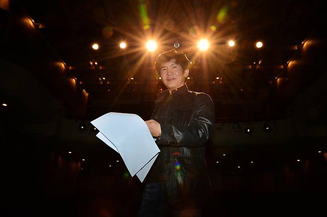 2012년 뮤지컬 제작을 성공시킨 오진하 감독이 취재진에게 포즈를 취하고 있다.