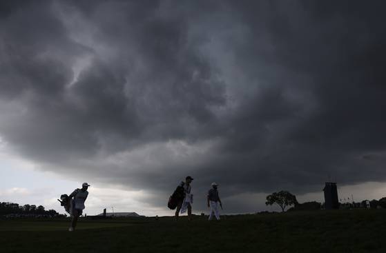 지난 6월 열린 US오픈에서 선수들이 뇌우 때문에 경기가 중단된 코스를 걷고 있다. UPI=연합뉴스