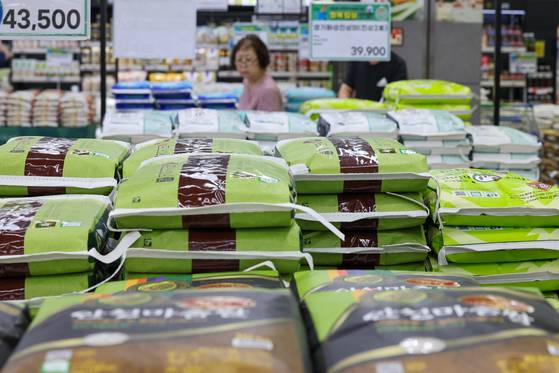 쌀 20㎏ 소매가격은 1일 기준 6만7327원으로 전년보다 27%가 비싸다. 6만 5000원을 돌파한 26일 서울 시내 대형마트에서 고객이 쌀을 고르고 있다. 뉴스1