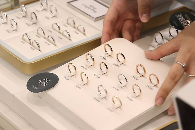 금값이 오르면서 금 함량을 낮춘 가성비 장신구 제품을 찾는 고객들이 늘고 있다. 서울의 한 주얼리 매장에서 판매 중인 10K 제품들. 사진=연합뉴스