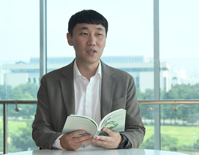 국회 기후에너지환경노동위원회 문관식 보좌관이 2일 국민일보와 인터뷰를 진행하고 있다. 문 보좌관은 국회 상임위 활동을 바탕으로 최근 '재활용의 거짓말'이라는 제목의 책을 냈다. 이병주 기자