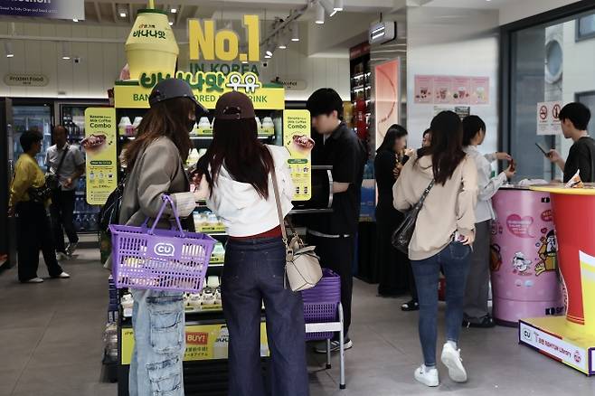 서울의 한 CU 매장에서 외국인 관광객이 빙그레 바나나맛 우유를 살펴보고 있다. 연합뉴스
