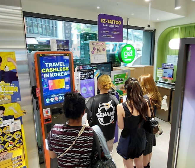 CU 명동역점에서 외국인 관광객들이 서비스를 이용하고 있다. BGF리테일 제공