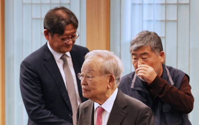 권기섭 경제사회노동위원회 위원장(왼쪽부터), 손경식 한국경영자총협회 회장, 김동명 한국노동조합총연맹 위원장이 30일 서울 중구 프레스센터에서 열린 사회적 대화 활성화를 위한 노사정의 역할과 과제 토론회에 참석하고 있다. 연합뉴스
