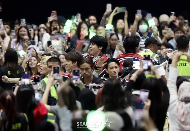 그룹 엔시티127이 지난해 12월 27일 태국 태국 방콕 임팩트 챌린저 홀 1-2(IMPACT Challenger Hall 1-2)에서 진행된 '제 9회 아시아 아티스트 어워즈'(The 9th Asia Artist Awards, 이하 'AAA 2024')'에서 관객들에게 인사하고 있다. 2024.12.27 /사진=임성균 tjdrbs23@