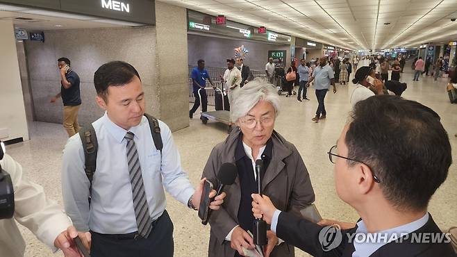 미국 입국한 강경화 신임 주미대사 (워싱턴=연합뉴스) 박성민 특파원 = 강경화 신임 주미대사가 4일(현지시간) 워싱턴DC 인근 덜레스 국제공항을 통해 미국에 입국, 취재진과 만나 대화하고 있다. 2025.10.5 min22@yna.co.kr