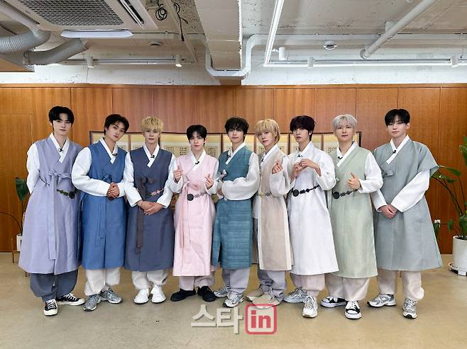 그룹 크래비티 추석 인사 한복 단체 사진. (사진=스타쉽엔터테인먼트)