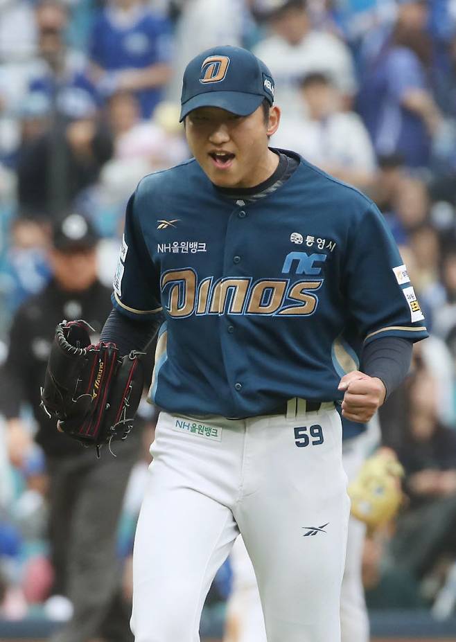 6일 대구 삼성라이온즈파크에서 열린 2025 KBO 포스트시즌 와일드카드 1차전삼성 라이온즈 대 NC다이노스 경기. NC 선발투수 구창모가 5회말 위기를 1실점으로 마무리하며 환호하고 있다. 사진=연합뉴스