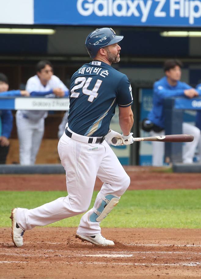 6일 대구 삼성라이온즈파크에서 열린 2025 KBO 포스트시즌 와일드카드 1차전 삼성라이온즈와 NC다이노스의 경기. 5회초 2사 주자 1, 3루 상황에서 타석에 들어선 NC 데이비슨이 1타점 적시타를 치고 있다. 사진=연합뉴스