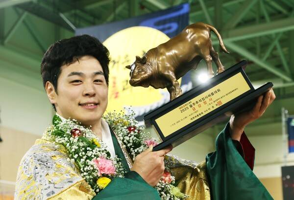 6일(월) 울산광역시 울주군 울주종합체육센터에서 열린 '위더스제약 2025 울주추석장사씨름대회' 금강장사(90kg이하)에 등극한 최정만(영암군민속씨름단)이 황소트로피를 들고 기념사진을 찍고 있다. /사진=대한씨름협회