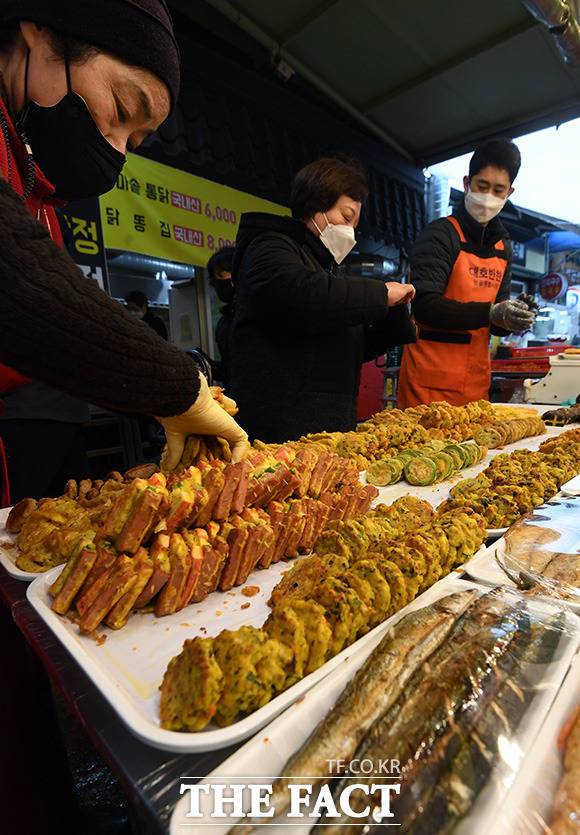민족 대명절 추석은 당뇨병·고혈압 등 만성질환자에게는 '위험 구간'이 될 수 있어 각별한 주의가 필요하다. 사진은 기사와 관련 없음. /임영무 기자