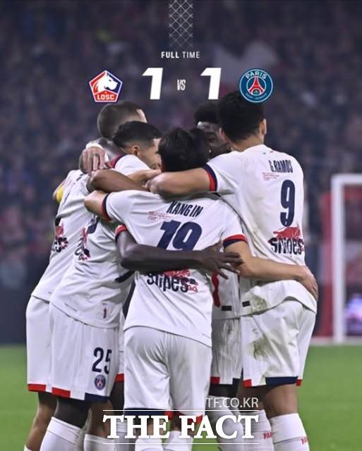 이번 시즌 첫 풀타임 출전한 이강인과 PSG 동료 선수들이 누누 멘데스의 프리킥 원더골을 축하하고 있다./PSG