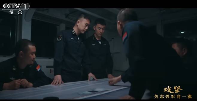 중국 관영 CCTV가 지난 8월5일 방영한 다큐멘터리에 등장한 푸젠함 항모의 비행갑판 통제실. 통제관이 사선의 활주로에 착륙한 함재기의 이동 경로에 대해 설명하고 있다. /CCTV 캡처