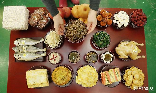 추석 기간 차례상에 올라가는 기름진 음식을 과식하다 보면 자칫 체중이 불어나기 십상이다. 전문가들은 음식 섭취 순서를 바꾸고 운동량을 늘리는 것을 추천했다. 사진은 차례상에 음식이 올라간 모습. 동아일보DB