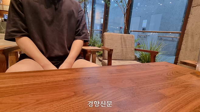 지난달 말 대구 달서구의 한 카페에서 만난 A씨. A씨는 지난 2월부터 7월까지 4개월여간 불법사채 사무실에서 일했다. 대구|배재흥 기자