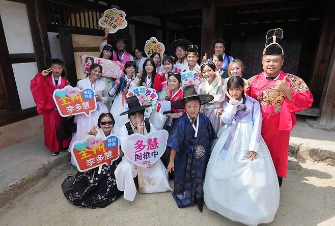 대만내 스타인 한국인 치어리더와 함께 전주한옥마을을 찾은 대만인들의 한복맵시