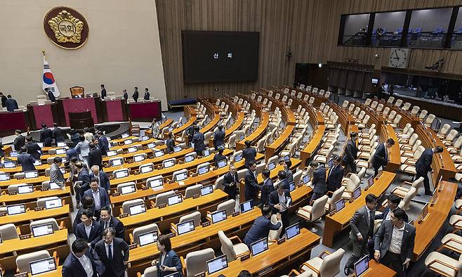 지난 9월 29일 더불어민주당을 중심으로한 의원들이 4박 5일간의 필리버스터(무제한 토론)을 거쳐 5개의 법안 처리를 끝낸 뒤 본회의장을 떠나고 있다. 연합뉴스