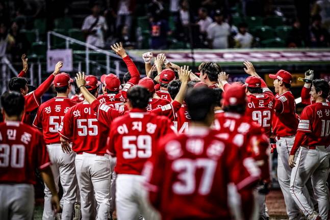 지난 1일 한화전 끝내기 승리를 거두고 기뻐하는 SSG 선수단. /사진=SSG 랜더스 제공