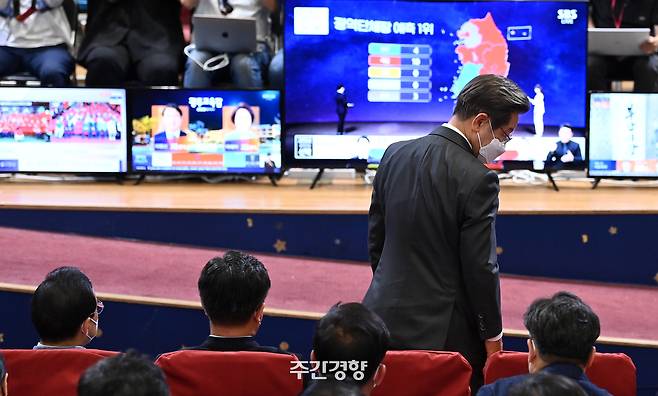 2022년 6월 1일, 이재명 더불어민주당 인천 계양을 국회의원 후보 겸 총괄선대위원장이 국회 의원회관에 마련된 제8회 전국동시지방선거 개표상황실에서 출구조사 결과를 지켜본 후 이동하고 있다. 국회사진기자단