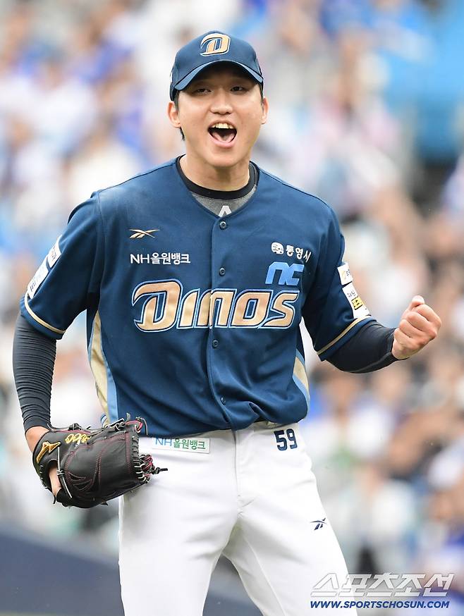 4회말 선두타자 구자욱을 아웃 처리 후 주먹을 쥐어보이는 NC 구창모.