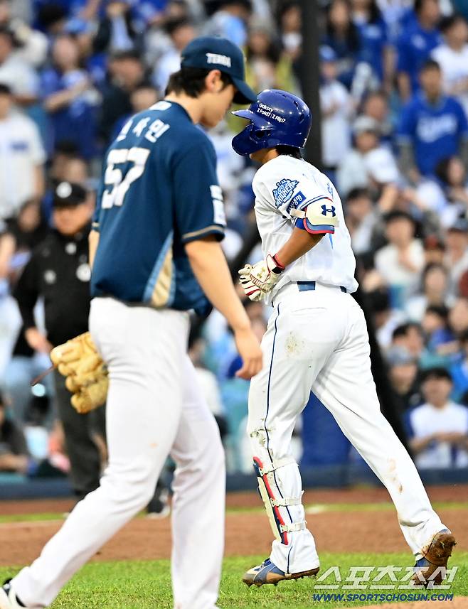6일 대구 삼성라이온즈파크에서 열린 NC와 삼성의 와일드카드 1차전, 8회말 무사 1루 삼성 이재현이 병살로 물러난 뒤 더그아웃으로 향하고 있다. NC 투수는 전사민. 대구=허상욱 기자wook@sportschosun.com/2025.10.06/