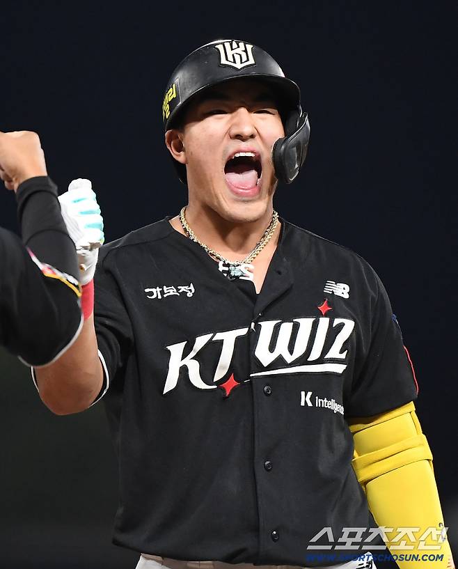 1일 광주 기아챔피언스필드에서 열린 KT-KIA전. 3회초 2사 1, 2루 안현민이 1타점 적시타를 친 후 환호하고 있다. 광주=정재근 기자 cjg@sportschosun.com/2025.10.1/