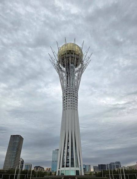 카자흐스탄 유목민 전설에 등장하는 신성한 나무와 새를 형상화해 만든 바이테렉 기념탑. 아스타나 천도를 기념해 만들어졌다./정지섭 기자