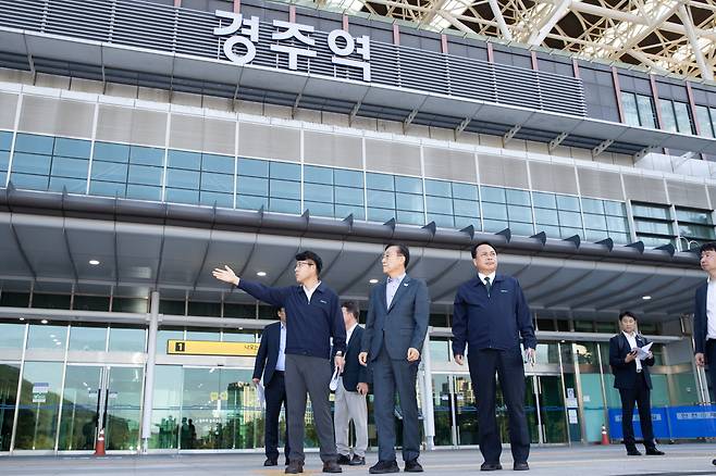 김윤덕 국토교통부 장관이 지난달 5일 APEC 정상회의를 대비하기 위해 경주역을 방문해 살펴보고 있다. /국토교통부 제공