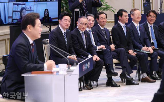 7월 3일 서울 종로구 청와대 영빈관에서 열린 이재명 대통령 취임 첫 공식 기자회견 '대통령의 30일, 언론이 묻고 국민에게 답하다'에 참모진들이 참석하고 있다. 왕태석 선임기자