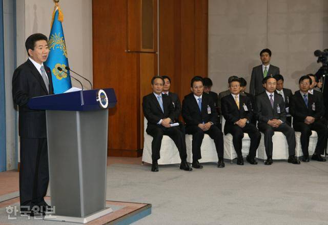 2007년 1월 15일 노무현 대통령이 청와대 춘추관에서 열린 내외신기자회견에서 모두발언을 하고 있다. 앞줄 왼쪽은 이병완 당시 대통령 비서실장.