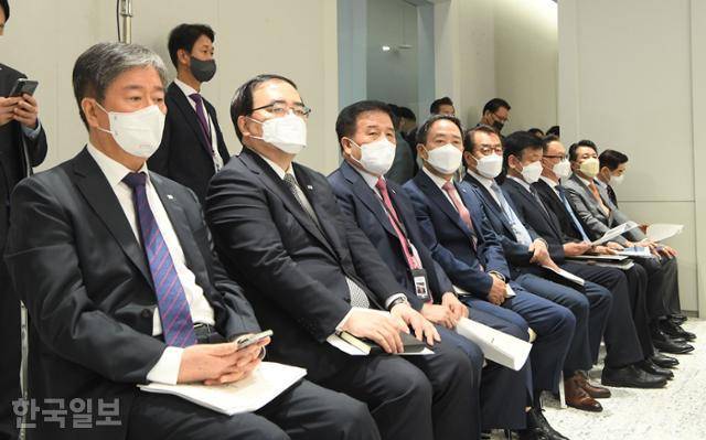 2022년 8월 17일 당시 윤석열 대통령 취임 100일 기자회견에서 참모들이 윤 대통령 발언을 듣고 있다. 왼쪽부터 김대기 대통령 비서실장, 김성한 국가안보실장, 이진복 정무수석비서관, 강승규 시민사회수석비서관, 최영범 홍보수석비서관, 최상목 경제수석, 안상훈 사회수석, 김태효 국가안보실 제1차장, 김용현 대통령 경호처장. 서재훈 기자