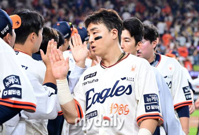 2025년 9월 26일 오후 대전 한화생명 볼파크에서 열린 '2025 신한 SOL뱅크 KBO 리그' LG 트윈스와 한화 이글스의 경기. 한화 손아섭이 4-1로 승리한 뒤 기뻐하고 있다./마이데일리