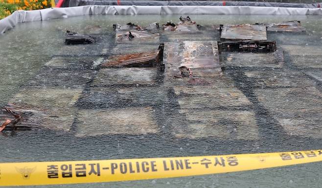 소화 수조에 담긴 리튬이온 배터리 - 대전 국가정보자원관리원 화재로 소실된 리튬이온 배터리가 소화 수조에 담겨 있는 모습. 2025. 9. 28. 뉴스1