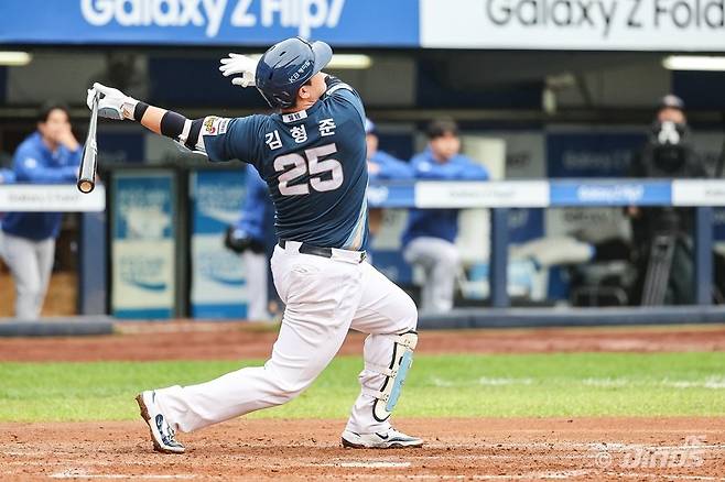 NC 김형준은 6일 대구 삼성과 2025 PS WC 1차전서 9번타자 포수로 선발출전했다. 5회초 솔로포를 쳤으나 그 타석에서 왼쪽 손목에 통증을 느껴 교체됐다. 사진제공|NC 다이노스