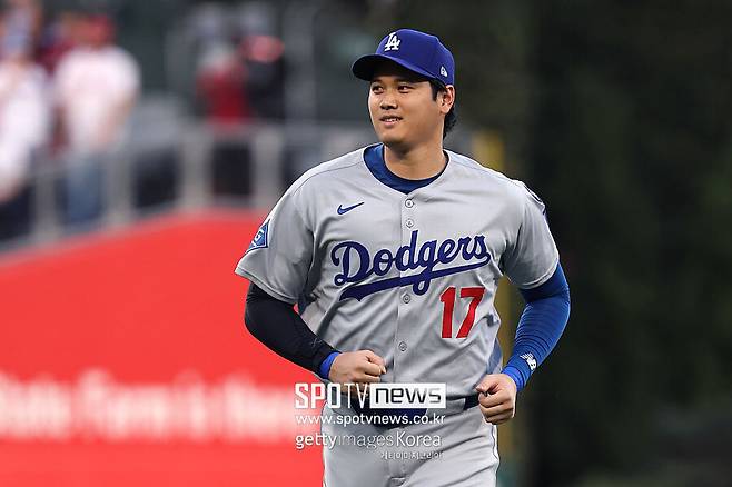 ▲ 오타니 쇼헤이는 디비전시리즈 2차전을 앞두고 외야 수비 훈련에 참가했다. 구원 등판을 염두에 둔 준비라는 해석이 나온다.