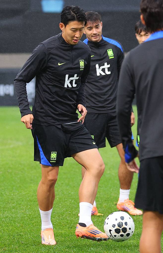 ▲ 대한민국 축구 국가대표팀 손흥민과 옌스 카스트로프가 7일 고양종합운동장 보조구장에서 열린 축구 대표팀 오픈 트레이닝에서 훈련하고 있다. ⓒ연합뉴스
