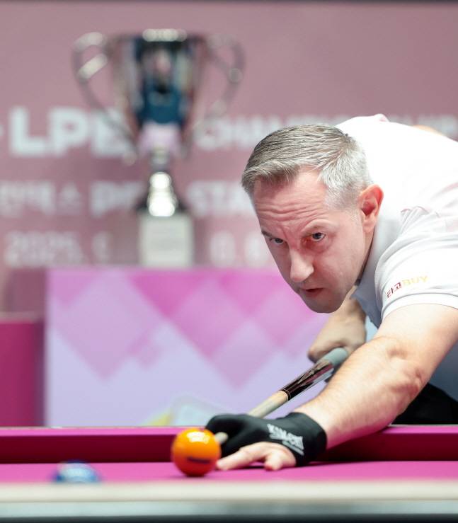 에디 레펀스가 6일 2025~2026시즌 5차투어 '크라운해태 PBA-LPBA 챔피언십 한가위' PBA 결승전에서 스트로크를 준비하고 있다. /사진=PBA 투어 제공