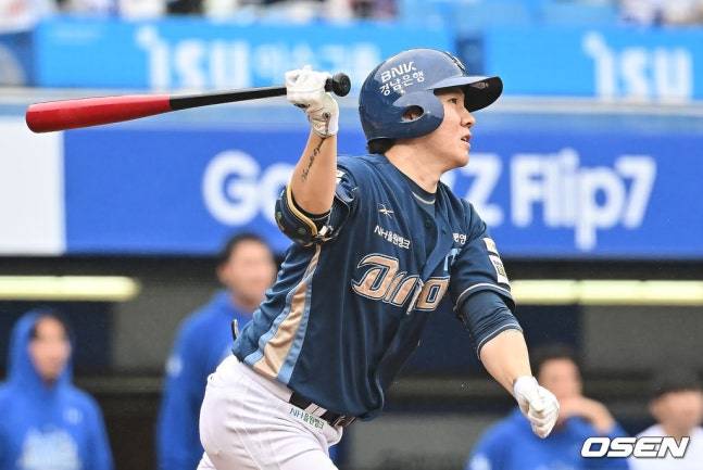 NC 박민우가 7일 대구 삼성 라이온즈 파크에서 열린 2025 KBO 와일드카드 결정전 2차전에서 1회 안타를 기록하고 있다.