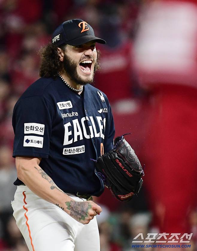 1일 인천 SSG랜더스필드에서 열린 KBO리그 SSG와 한화의 경기. 5회 투구를 마치고 포효하는 한화 폰세. 인천=송정헌 기자songs@sportschosun.com/2025.10.01/