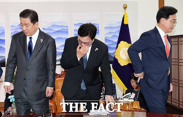 우원식 국회의장(가운데)과 김병기 더불어민주당(왼쪽), 송언석 국민이힘 원내대표가 지난달 25일 국회 의장 집무실에서 열린 의장 주재 여야 원내대표 회동에서 기념 촬영을 마친 뒤 고개 돌려 자리로 향하는 모습. /배정한 기자