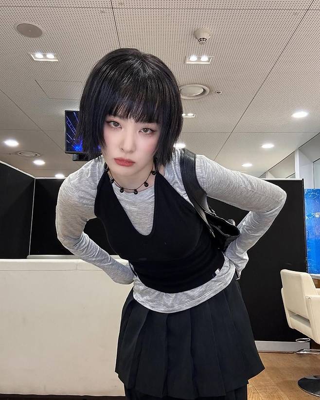 긴팔 티셔츠에 뷔스티에를 레이어드한 슬기. 인스타그램 @hi_sseulgi