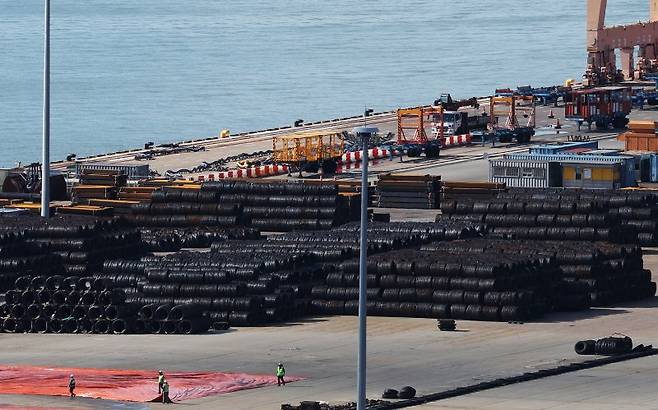 8일 경기도 평택항에 철강 제품이 쌓여있는 모습. xanadu@yna.co.kr